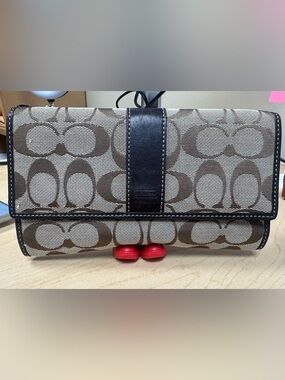 Coach Signature Canvas Wallet/Wristlet 🤎